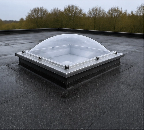 Lichtkoepel op een nat plat dak